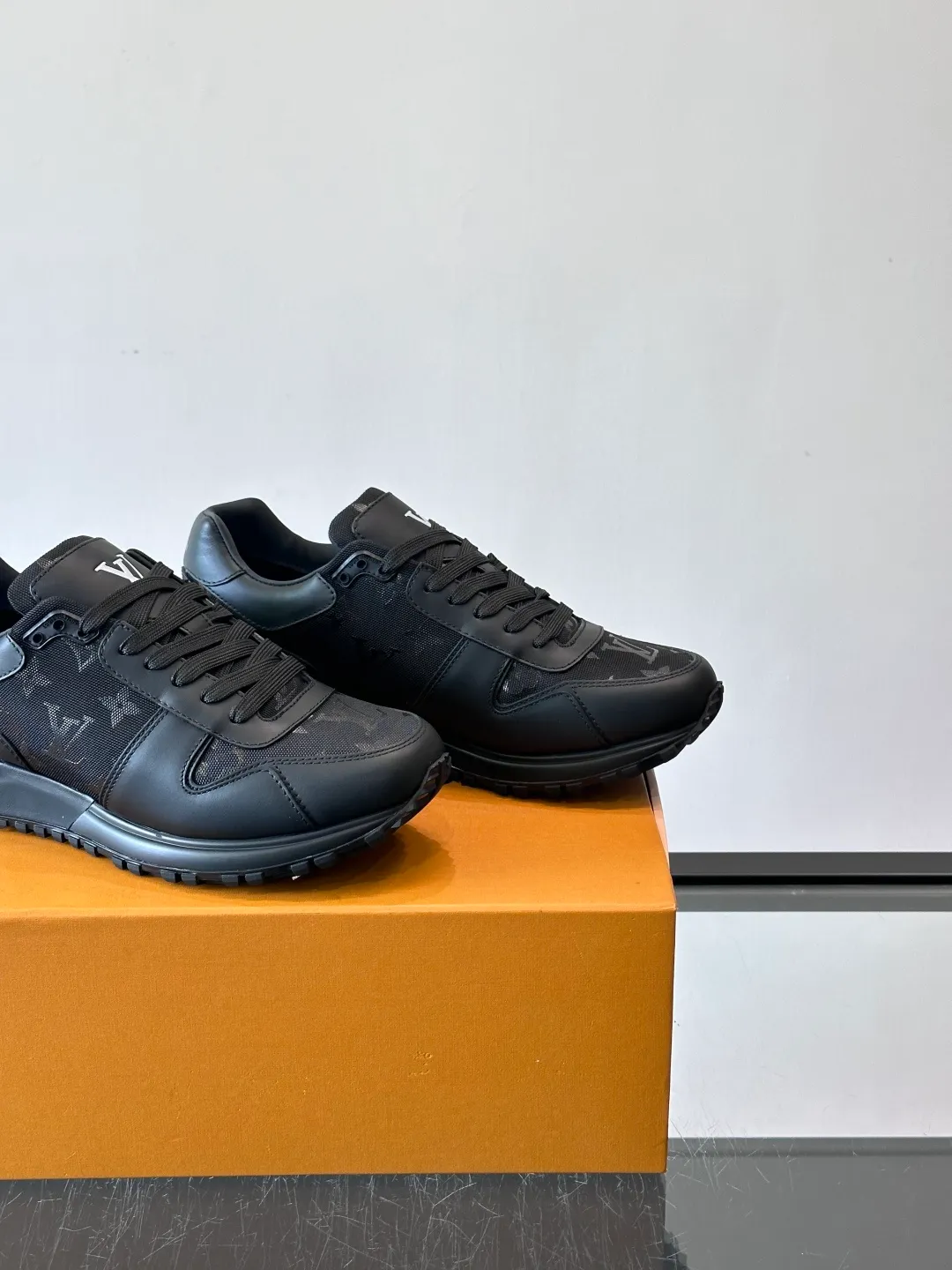 p520《＊OUIS＊UOTTO＊》Run Away men's sports shoes, first-layer cowhide + Monogram embossing, delicate texture and durable. The soles are made of foam + rubber, are light and elastic, and are comfortable to wear for a long time without tiring your feet. The tongue is long and stiff, so it is recommended to wear thick socks to improve the foot feel. The overall design is simple and versatile, and can be easily worn with jeans, casual pants, and suits. It is OK for commuting, shopping, and light exercise! The LV logo on the side of the shoe is very recognizable, and it is full of low-key luxury. It is a high-end sports shoe that is both business casual and trendy👟! size: 38-44 (45 46 customized)